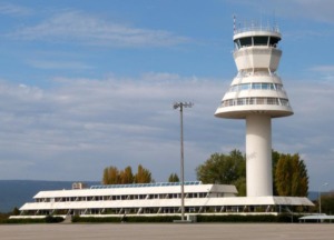 Vista del Aeropuerto de Vitoria-Gasteiz y su torre de control