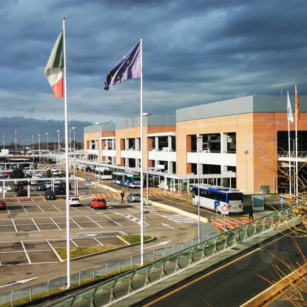 Vista exterior del aeropuerto Marco Polo en Venecia, Italia