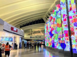Mural digital con globos aerostáticos en zona de embarque