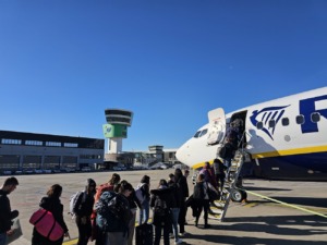 Pasajeros abordan un avión de Ryanair en Bérgamo