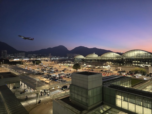 Avión despegando al atardecer en el aeropuerto de Hong Kong