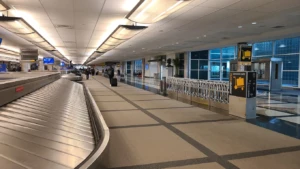 Cintas de equipaje y carros portaequipajes en el aeropuerto