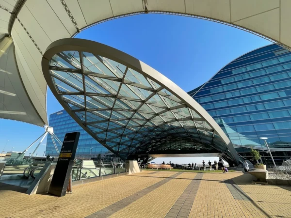 Pasarela acristalada y edificio curvo en el aeropuerto