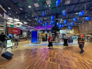 Pasillo comercial en CPH: luces colgantes y tiendas de cosméticos