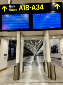 Puerta A18-A34: señalización y pasillo con diseño en Copenhague