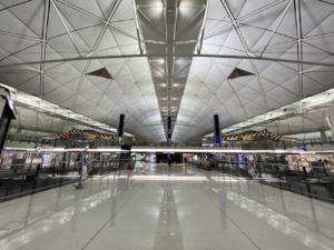 Techos triangulares y reflejos en el aeropuerto de Hong Kong