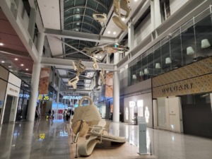 Escultura de bolso y zapatos en el aeropuerto de Seúl