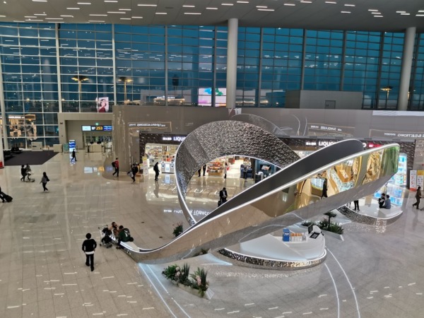 Escultura metálica en el aeropuerto de Seúl-Incheon: punto de encuentro