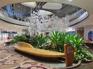 Escultura "Steel in Bloom" y bancos orgánicos en Changi
