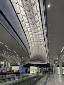 Techo curvo y pasillo móvil en el aeropuerto de Seúl–Incheon