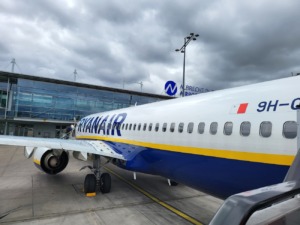 Avión de Ryanair estacionado en el aeropuerto