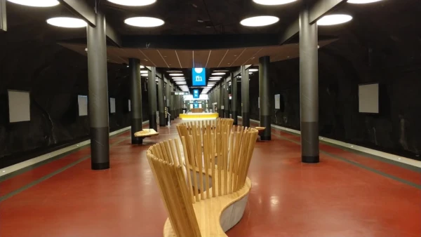 Bancos de madera y andén en la estación de Arlanda