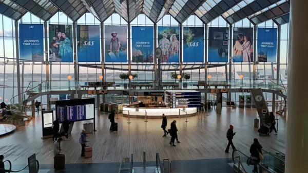 Banners de SAS y flujo de pasajeros en Arlanda