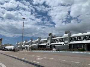 Fachada del aeropuerto de Lamezia Terme en Italia