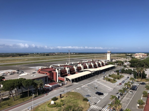 Vista aérea del aeropuerto de Lamezia Terme, Italia