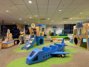 Zona infantil con avión y tobogán en el aeropuerto