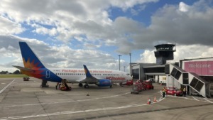 Aeronave lista para embarcar en el aeropuerto de Leeds