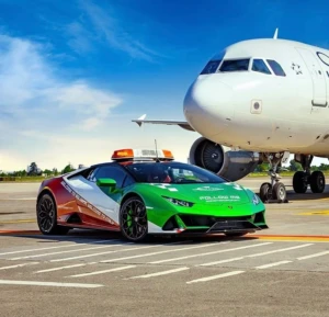 Aeropuerto de Bolonia: Lamborghini y avión en la pista