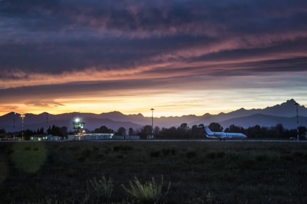 Aeropuerto de Cuneo-Levaldigi al atardecer, Italia