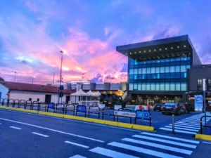 Aeropuerto de Florencia al atardecer