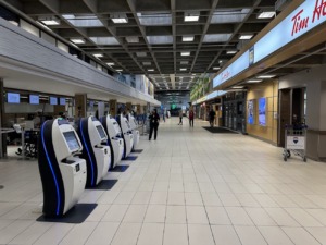 Aeropuerto de Kelowna: Terminal y máquinas de autoservicio