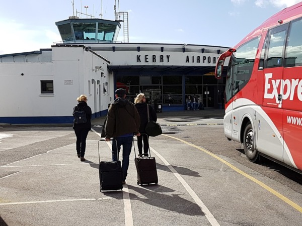 Aeropuerto de Kerry: personas caminando hacia la entrada principal