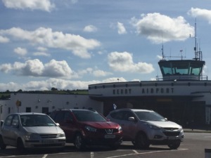Aeropuerto de Kerry: vista de la fachada y vehículos