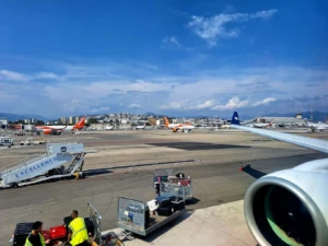 Aeropuerto de Niza: vista de la pista y aviones
