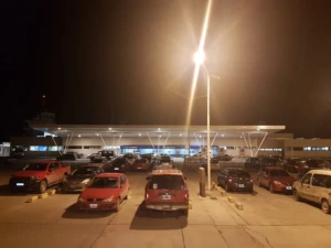 Aeropuerto de Río Gallegos: vista nocturna del estacionamiento frontal