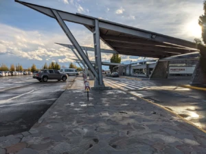 Aeropuerto El Calafate: zona de llegadas y estacionamiento