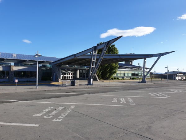 Aeropuerto Internacional Comandante Armando Tola: zona de buses y combis