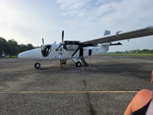 Avión blanco de hélice en el Aeropuerto de Puerto Barrios