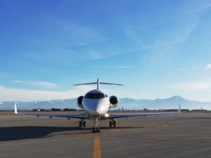 Avión blanco estacionado en la pista del aeropuerto