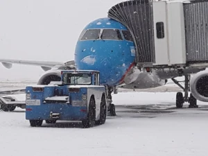 Avión de Aerolíneas Argentinas y vehículo de remolque en RGL