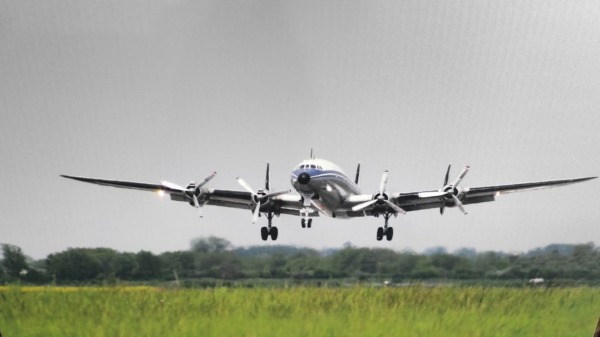 Avión de hélice en aproximación final a la pista