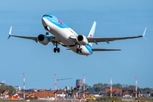 Avión de pasajeros despegando en el aeropuerto