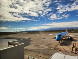 Avión en plataforma del Aeropuerto Internacional Domingo Faustino Sarmiento