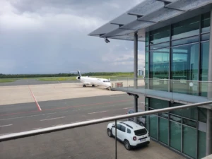 Avión estacionado en la pista del aeropuerto