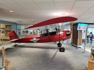 Avión rojo en exhibición en el aeropuerto de Saskatoon