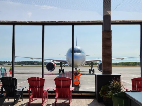Avión visible desde la sala de espera del aeropuerto