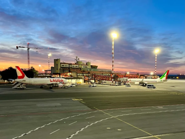 Aviones estacionados en el aeropuerto de Génova al amanecer