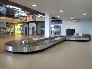 BZR: Reclamo de equipaje con faja transportadora metálica