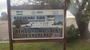 Cartel informativo del aeródromo Saint Exupéry en San Antonio