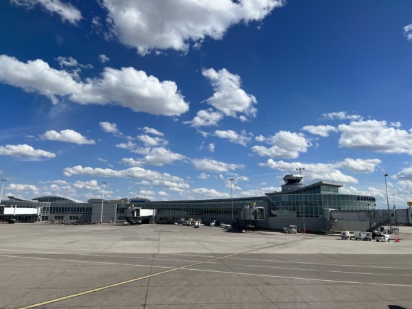 Cielo azul sobre el aeropuerto de Saskatoon