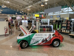 Coche Fiat 500 decorado con motivos italianos en aeropuerto