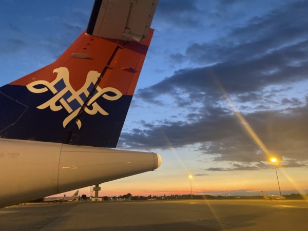 Cola de avión con diseño distintivo en el aeropuerto