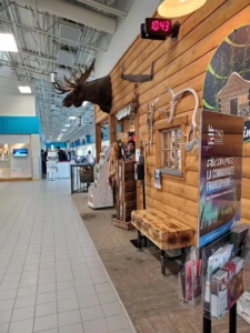 Decoración rústica en el aeropuerto de Yellowknife, Canadá