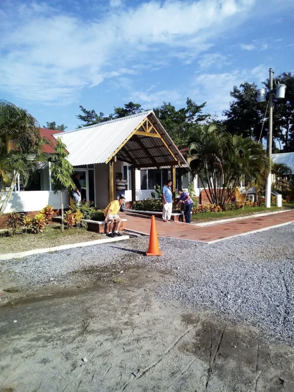 Edificio con techo blanco y personas en el exterior
