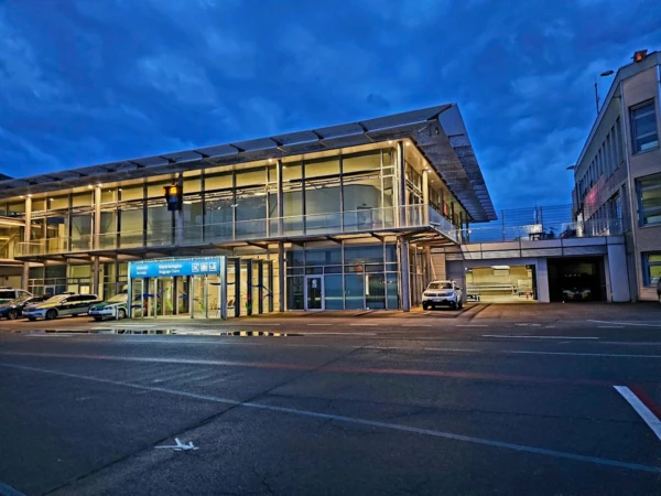 Entrada al aeropuerto de Paderborn/Lippstadt al anochecer
