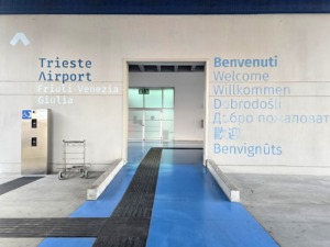 Entrada al aeropuerto de Trieste, Friuli Venezia Giulia, Italia